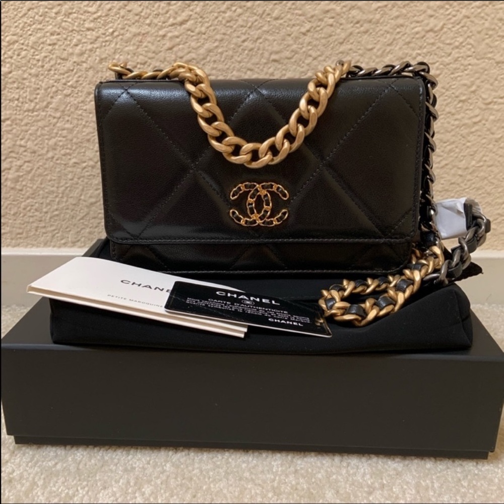 COPY - Chanel 19 Wallet on Chain